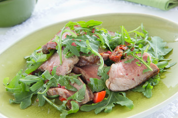Salad with roast beef, arugula and tomatoes.