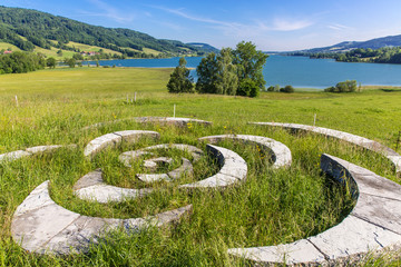 Muster aus Stein vor dem Irrsee, Salzburg