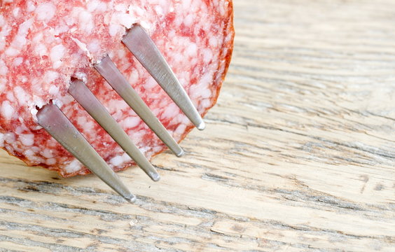 aufgespiesste salami