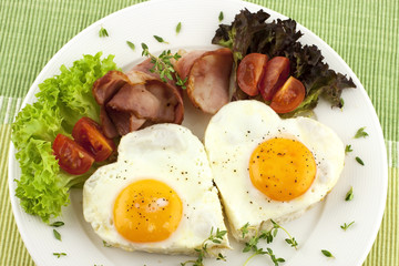 scrambled eggs with bacon and vegetables