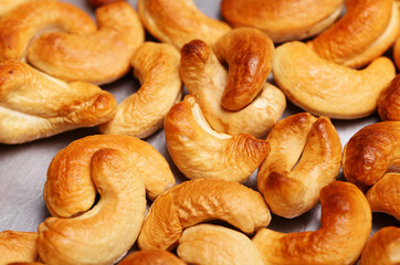 Baked cashew nuts
