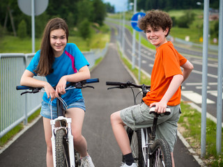 Obraz premium Healthy lifestyle - teenage girl and boy biking