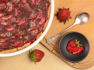 chocolate-strawberry pie