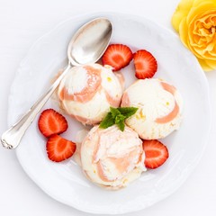 Ice cream with fresh strawberries