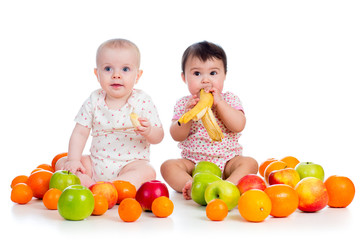 Fototapeta na wymiar babies eating fruits