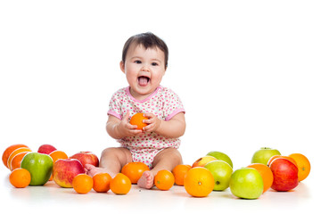 Fototapeta na wymiar baby girl eating fruits