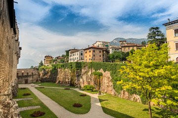 Fototapeta na wymiar Wewnętrzny ogród z Buonconsiglio zamku w Trento