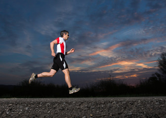 Jogger im Sonnenuntergang