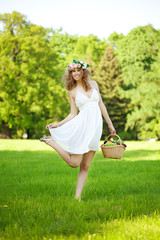 Obraz premium Woman with a basket of fruit in hand