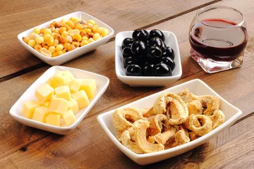 Fotobehang Aperitivo con queso, aceitunas, frutos secos, torreznos y vino © mariontxa