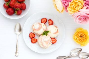 Eis mit frischen Erdbeeren