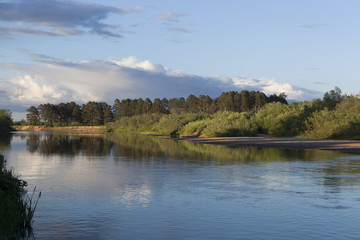 Река Вага в лучах заходящего солнца
