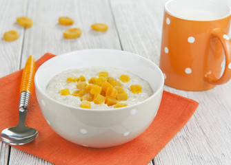 Oatmeal with dried apricots