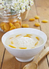 Obraz na płótnie Canvas Rice soup with cream and dried apricots