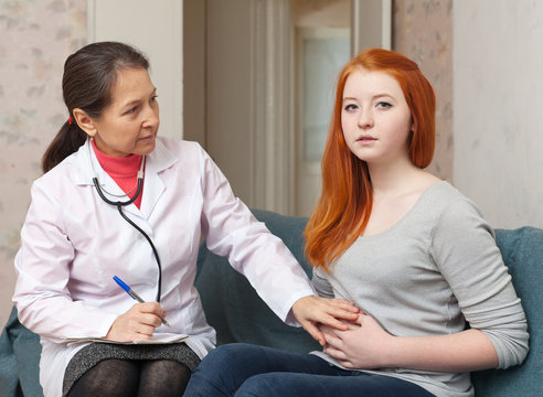 patient complaining  to doctor about  abdominal pain