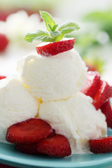 Vanilla ice cream with strawberry