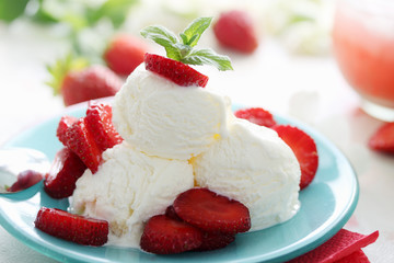 Vanilla ice cream with berries