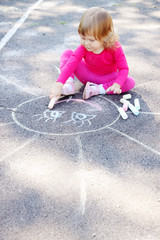Naklejka premium girl draws a large sun