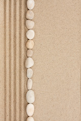 Streep van witte stenen die op het zand liggen