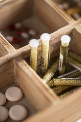 Globulis im Holzkasten