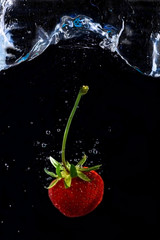Erdbeere in Wasser