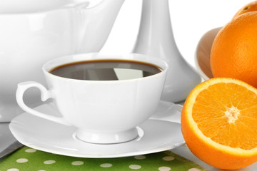 Obraz na płótnie Canvas Piękny biały obiad z usługi pomarańczy na białym