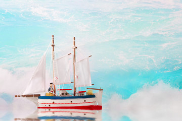 Sommerlicher Hintergrund maritim - Der Kapitän am Segelboot