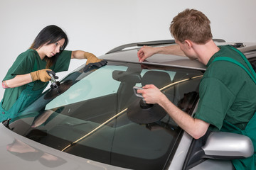 Glazier replacing windshield