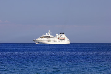 Fototapeta na wymiar big cruise ship in the sea of greece