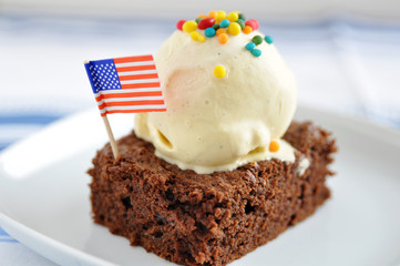 Schokoladenbrownie mit Vanilleeis