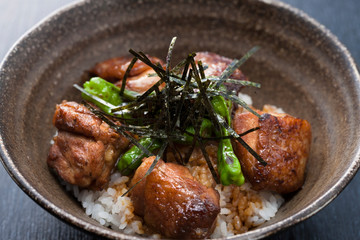 鳥肉の丼