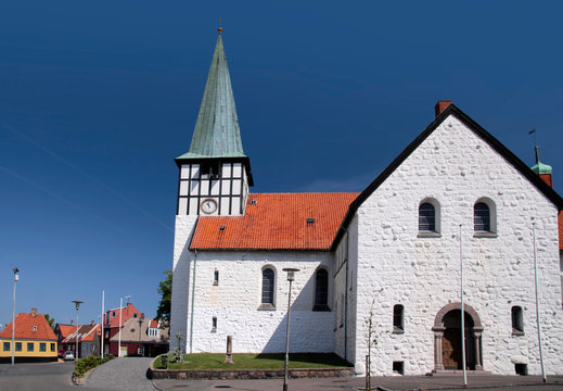 Wei&szlig;e Nikolaikirche in Roenne auf Bornholm