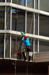laveur de vitres acrobate