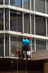laveur de vitres acrobate