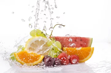 Zelfklevend Fotobehang frutta estiva splash © luigi giordano