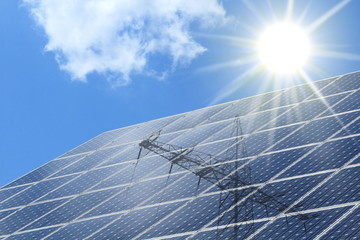 Solarzellen mit Spiegelung eines Strommasten und Sonne