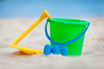 Fototapeta na wymiar buntes plastik spielzeug im sommer im sand am strand