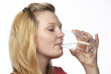 Junge Frau trinkt Mineralwasser