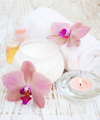 Obraz na płótnie Canvas moisturizing cream with pink orchids