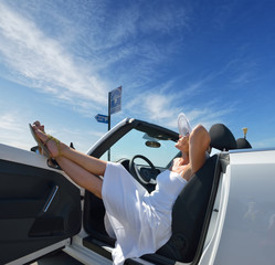 Naklejka premium Convertible white and woman in white
