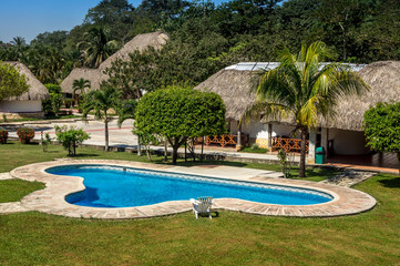 piscine et bungalows 1