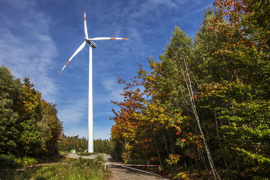 Energiegewinnung Windrad im Wald
