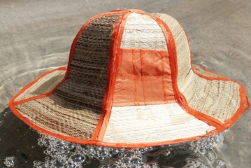 Sombrero en el agua