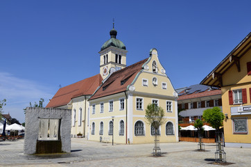 Fototapeta na wymiar Marktplatz mit Pfarrkirche und altem Rathaus