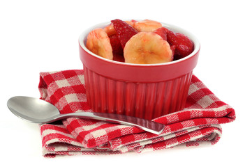 Ramequin de fraises et bananes sur une serviette