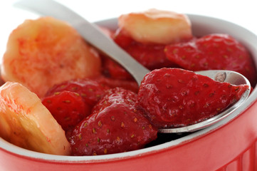 Gros plan sur un Ramequin de fraises et bananes
