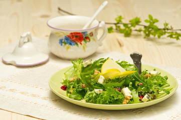 Salad with Roquefort cheese and apple