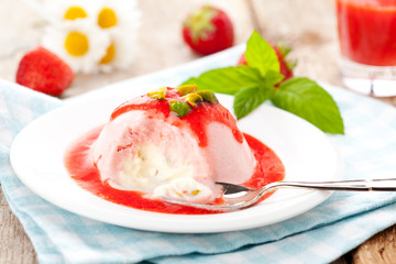 Home made strawberry ice cream with saus