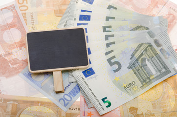 geldscheine mit kleiner tafel