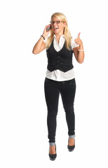blonde Frau telefoniert und zeigt Daumen hoch